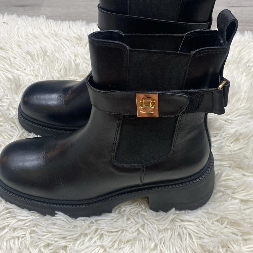 Steve Madden Gates Bootie in Black Distressed